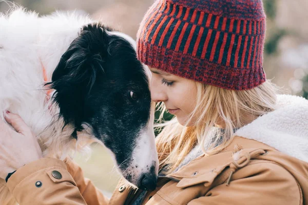 Jonge Vrouw Haar Hond Samen Plezier — Stockfoto