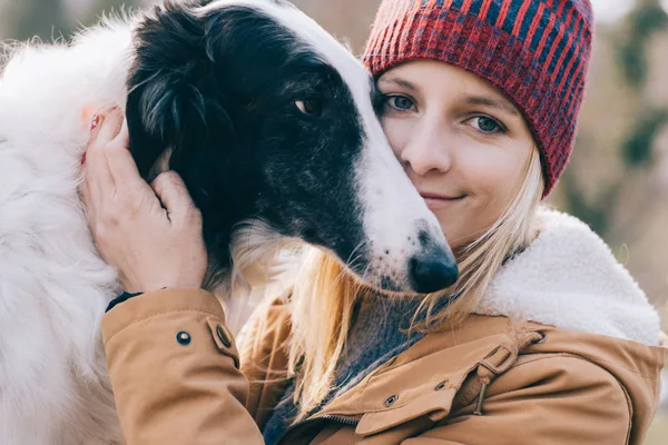 Mladá Žena Její Pes Baví Spolu — Stock fotografie