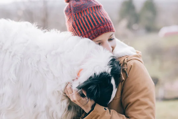 Ung Kvinna Och Hennes Hund Att Roligt Tillsammans — Stockfoto
