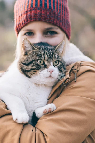 Mulher Seu Gato Jogando Livre — Fotografia de Stock