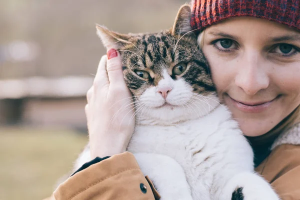 女性と彼女の猫の屋外プレイ — ストック写真