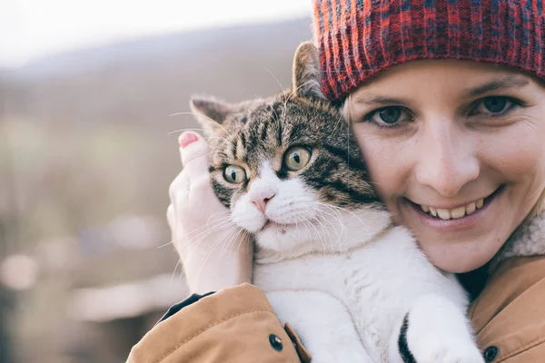 Frau Und Ihre Katze Spielen Freien — Stockfoto