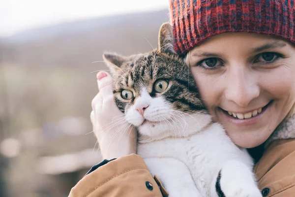 Mujer Gato Jugando Aire Libre —  Fotos de Stock