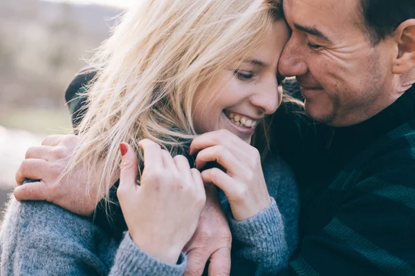 Verliefde Paar Romantisch Ogenblik Gelukkige Paar Blije Mensen — Stockfoto