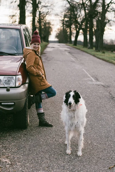 Ταξίδια Σκύλο Γυναίκα Που Ταξιδεύετε Σκύλο Στέκεται Μακριά Οδικό Όχημα — Φωτογραφία Αρχείου