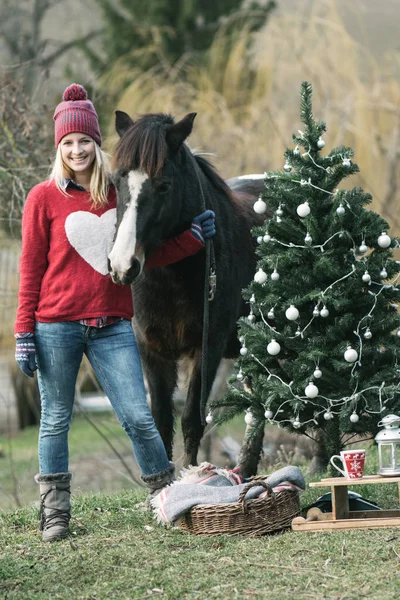 Γυναίκα Και Άλογό Της Διασκεδάζοντας Εξωτερικούς Χώρους Χριστουγεννιάτικη Διάθεση Ευτυχισμένος — Φωτογραφία Αρχείου