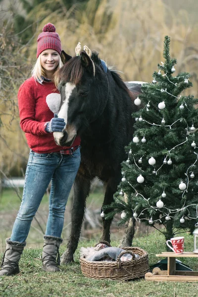 Szabadban Szórakozik Lovát Karácsonyi Hangulat Boldog Lány Élvezi Kültéri Christmas — Stock Fotó
