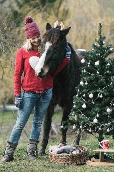 Γυναίκα Και Άλογό Της Διασκεδάζοντας Εξωτερικούς Χώρους Χριστουγεννιάτικη Διάθεση Ευτυχισμένος — Φωτογραφία Αρχείου