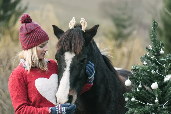 Γυναίκα Και Άλογό Της Εξωτερική Χριστουγεννιάτικη Διάθεση Ευτυχισμένη Γυναίκα Απολαύστε — Φωτογραφία Αρχείου