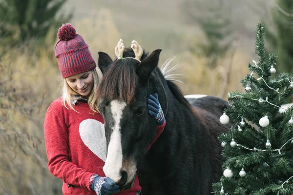 女性と彼女の馬の屋外 クリスマス気分 幸せな女を楽しむガーデン クリスマス マジック — ストック写真