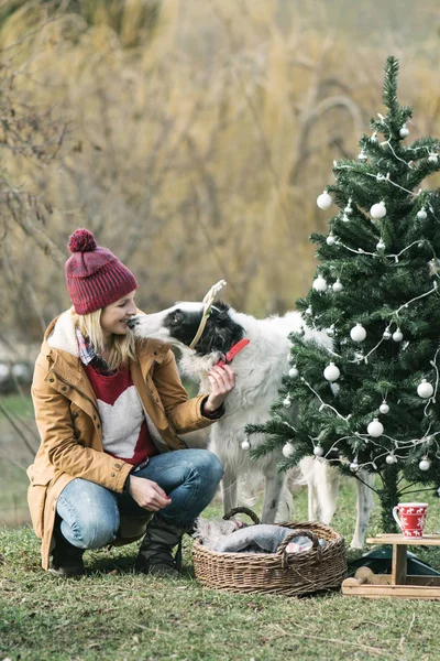 Woman Her Dog Having Fun Outdoor While Decorating Christmas Tree — Stock Photo, Image