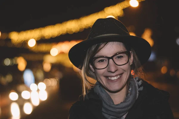 Ragazza Hipster Giacca Nera Dietro Sfondo Illuminazione Bagliore Bokeh Luce — Foto Stock