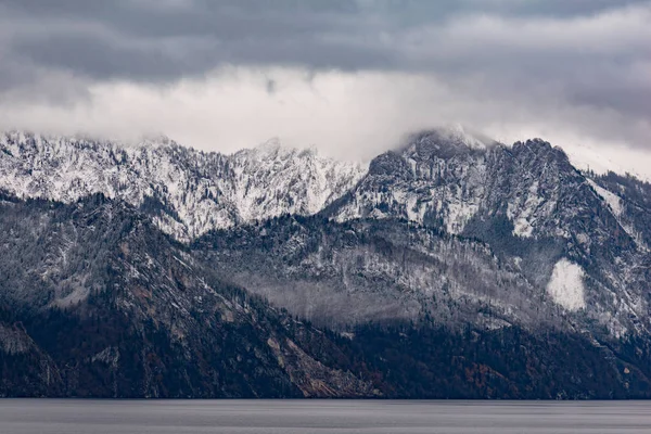 Paisagem Inverno Snow Coberto Gama Montanhas Lago — Fotografia de Stock