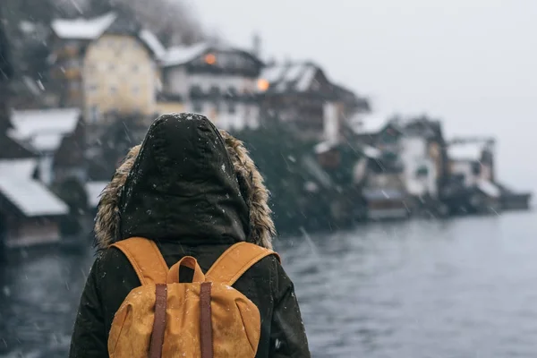 Backpacker Γυναίκα Απολαύστε Ταξίδι Στο Χάλστατ Αυστρία — Φωτογραφία Αρχείου