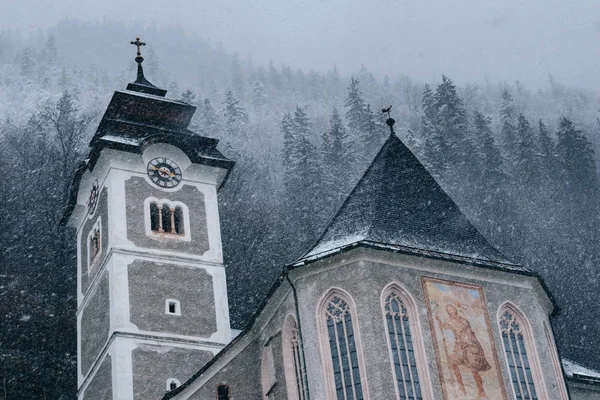 Iglesia Hallstatt Paisaje Nevado Con Iglesia Fuertes Tormentas Con Nieve — Foto de Stock