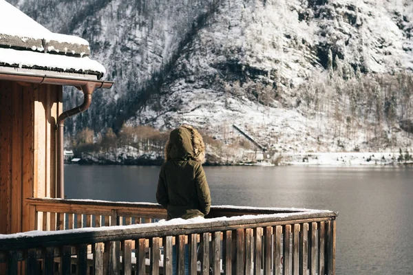 Θέα Από Μπαλκόνι Γυναίκα Ξέγνοιαστες Χειμερινές Διακοπές — Φωτογραφία Αρχείου