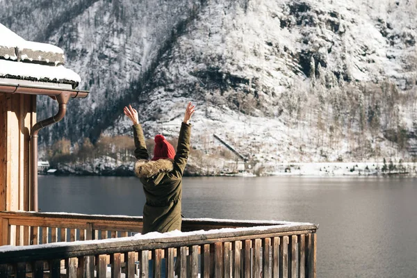 女性では バルコニーからの眺めをお楽しみください 屈託のない冬の休暇 — ストック写真