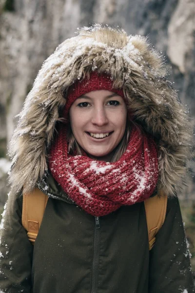 Retrato Invierno Mujer Viajera Chica Sonriente Caminando Casco Antiguo Hallstatt —  Fotos de Stock