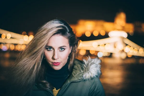 Красивый Женский Портрет Модный Портрет Молодой Женщины Ночные Огни Будапешта — стоковое фото