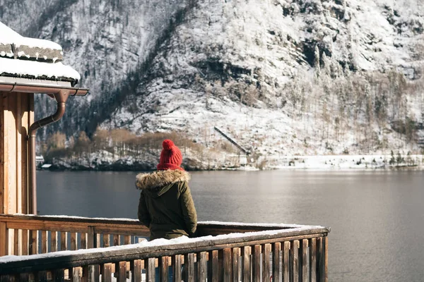 Vrouw Stond Balkon Prachtige Lake — Stockfoto