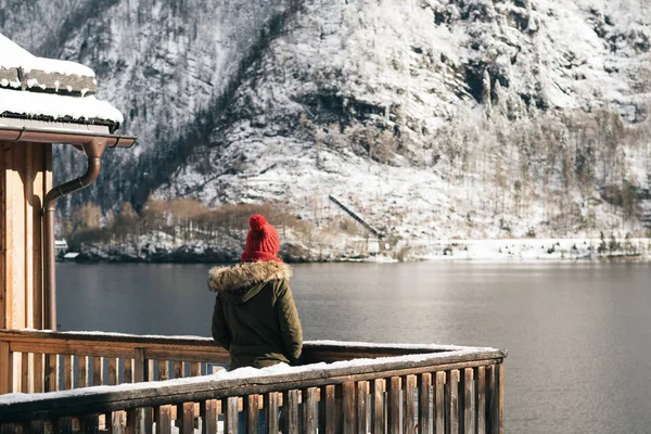 Mujer Pie Balcón Sobre Hermoso Lago — Foto de Stock