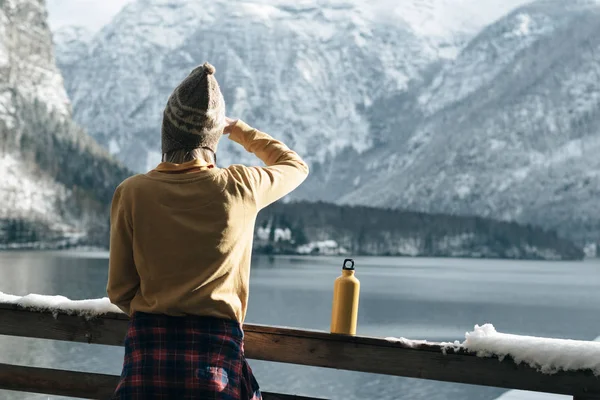 Donna Che Guarda Paesaggi Dal Balcone — Foto Stock