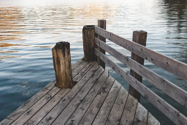 Träbrygga Sjön Vid Solnedgången — Stockfoto