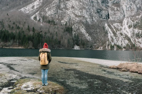 Backpacker Γυναίκα Στέκεται Εξωτερικούς Χώρους Στην Άγρια Φύση — Φωτογραφία Αρχείου