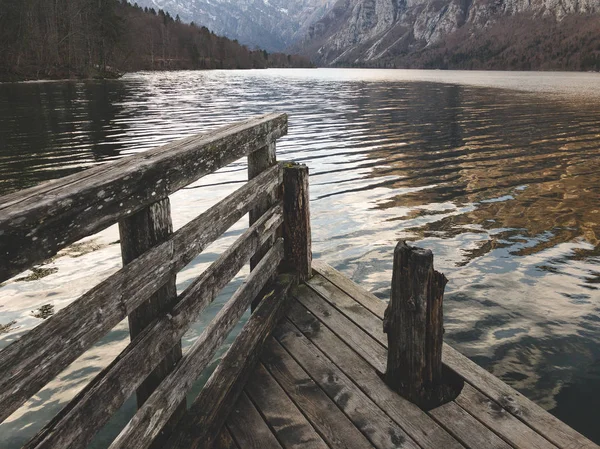 Bergsee Mit Holzsteg Erstaunliche Aussicht Natürliche Schönheit — Stockfoto