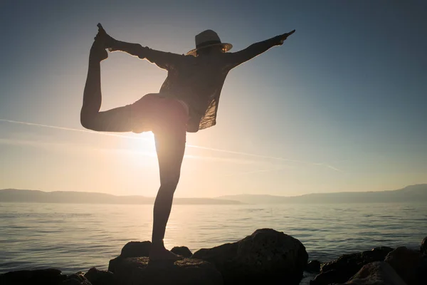 沙滩上的瑜伽女郎积极的暑假 沙滩瑜伽日落时的瑜伽姿势 — 图库照片