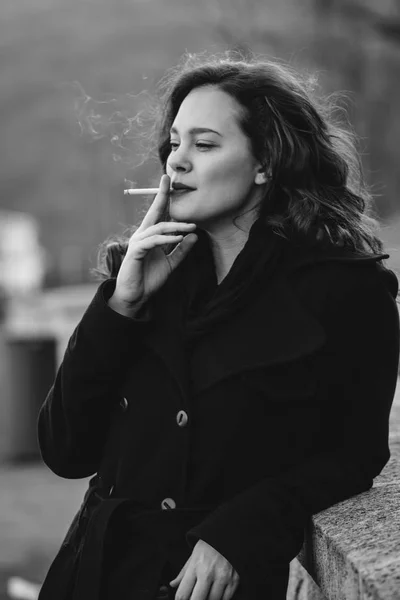 Жінка Палить Цигарку Концепція Поганої Звички — стокове фото