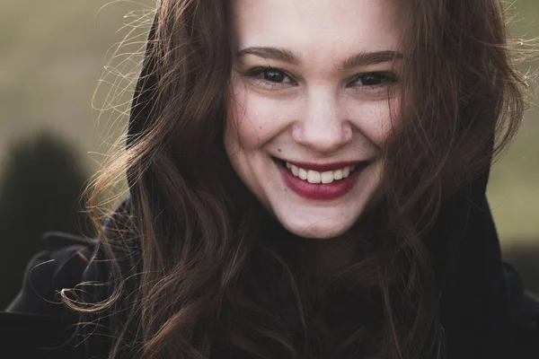 Улыбающаяся Женщина Портрет Счастливой Женщины Зубчатая Улыбка Улице — стоковое фото