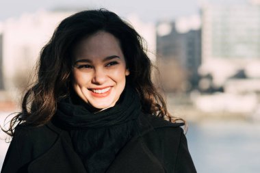 Güzel kadın güneş ışığı City tadını çıkarın. Şehirde yaz.