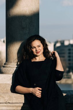 Güzel kadın güneş ışığı City tadını çıkarın. Şehirde yaz.