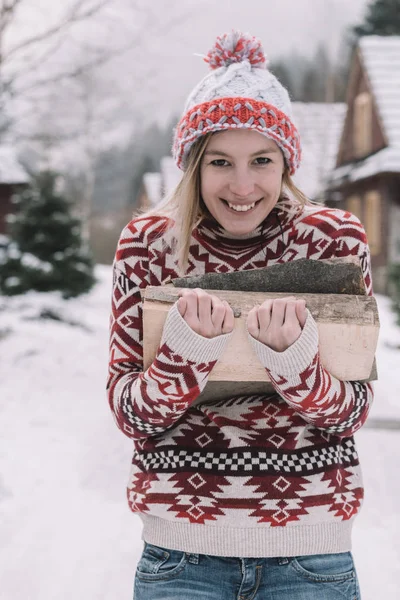 Meisje Uitvoering Brandhout Voor Warmte Winter Vrouw Met Log Van — Stockfoto