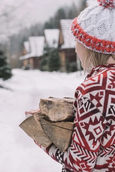 Menina Carregando Lenha Para Calor Inverno Mulher Com Tronco Lenha — Fotografia de Stock