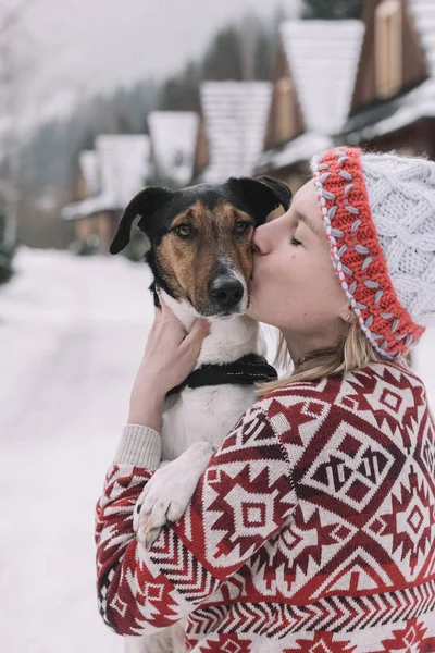 Mädchen Streichelt Einen Hund Freien — Stockfoto