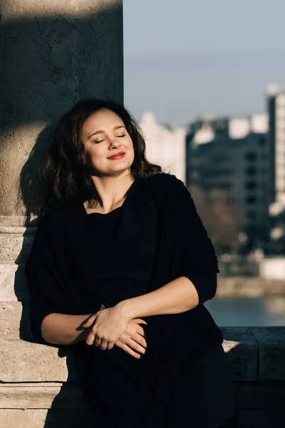 Traveller Woman Enjoys Sunny Spring Day City — Stock Photo, Image