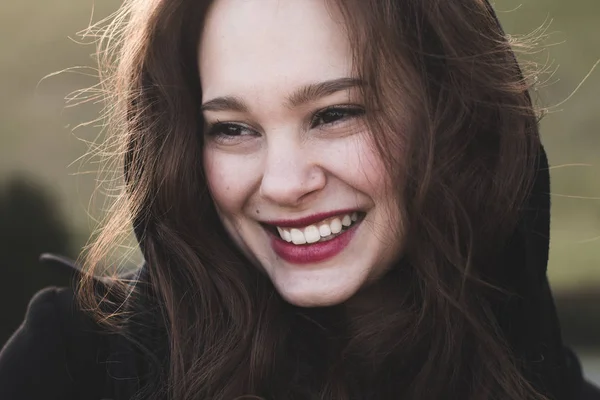 Hermoso Retrato Mujer Sonriente Aire Libre Joven Mujer Alegre Sonriendo —  Fotos de Stock