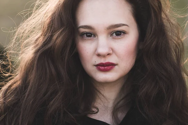 Serious Portrait Beautiful Woman Outdoor Soft Sunlight Her Hair — Stock Photo, Image