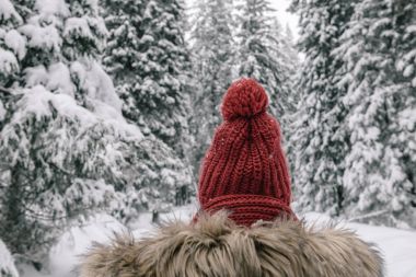 Backpacker kadın yeni maceralar için hazır