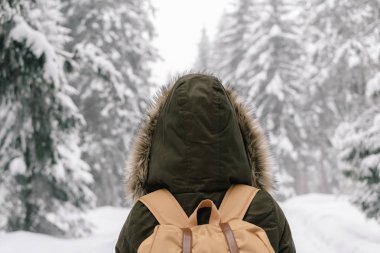 Backpacker kadın yeni maceralar için hazır