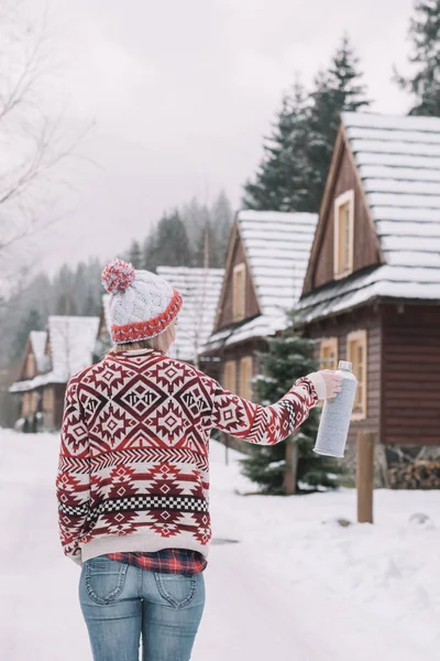 Vrouw Bedrijf Thermos Buiten — Stockfoto