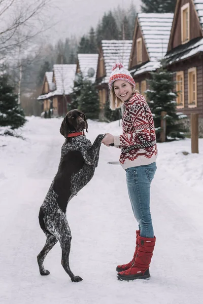Frau Hat Spaß Mit Ihrem Hund Zeiger Liebe — Stockfoto
