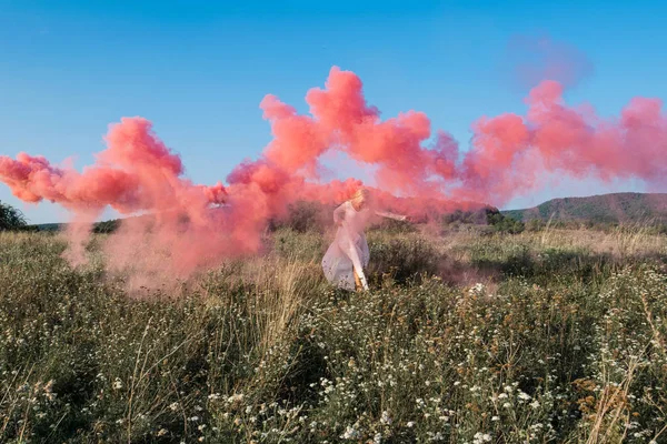 Mujer Corriendo Con Humo Rojo Aire Libre Imagen Colorida Cielo — Foto de Stock