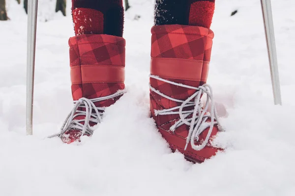 Yakın Çekim Kışlık Botlar Karda — Stok fotoğraf