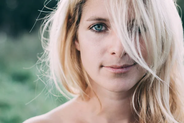 Belo Retrato Beleza Loira Mulher Bonita Com Cabelo Magnífico — Fotografia de Stock