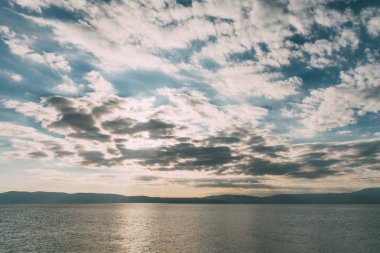 Denizin üzerinde gün batımı