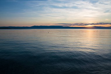 Denizin üzerinde gün batımı