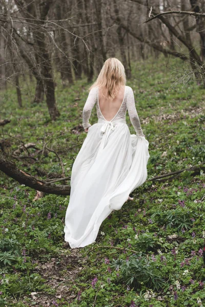 Belle Mariée Marchant Dans Forêt — Photo